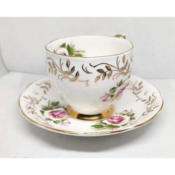 Vintage Queen Anne Floral Bone China England Teacup & Saucer - 112 Gold Trim - Picture 4 of 14